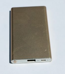 A high-capacity slimline USB power bank - valid as a gift idea for mobile-technology users