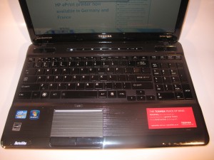 Toshiba Satellite P750 multimedia laptop keyboard detail