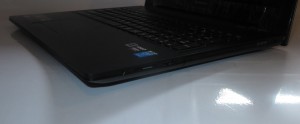 Lenovo Thinkpad G50 laptop -Right-hand side view - Audio jack, SD card reader, USB 3.0. DVD burner