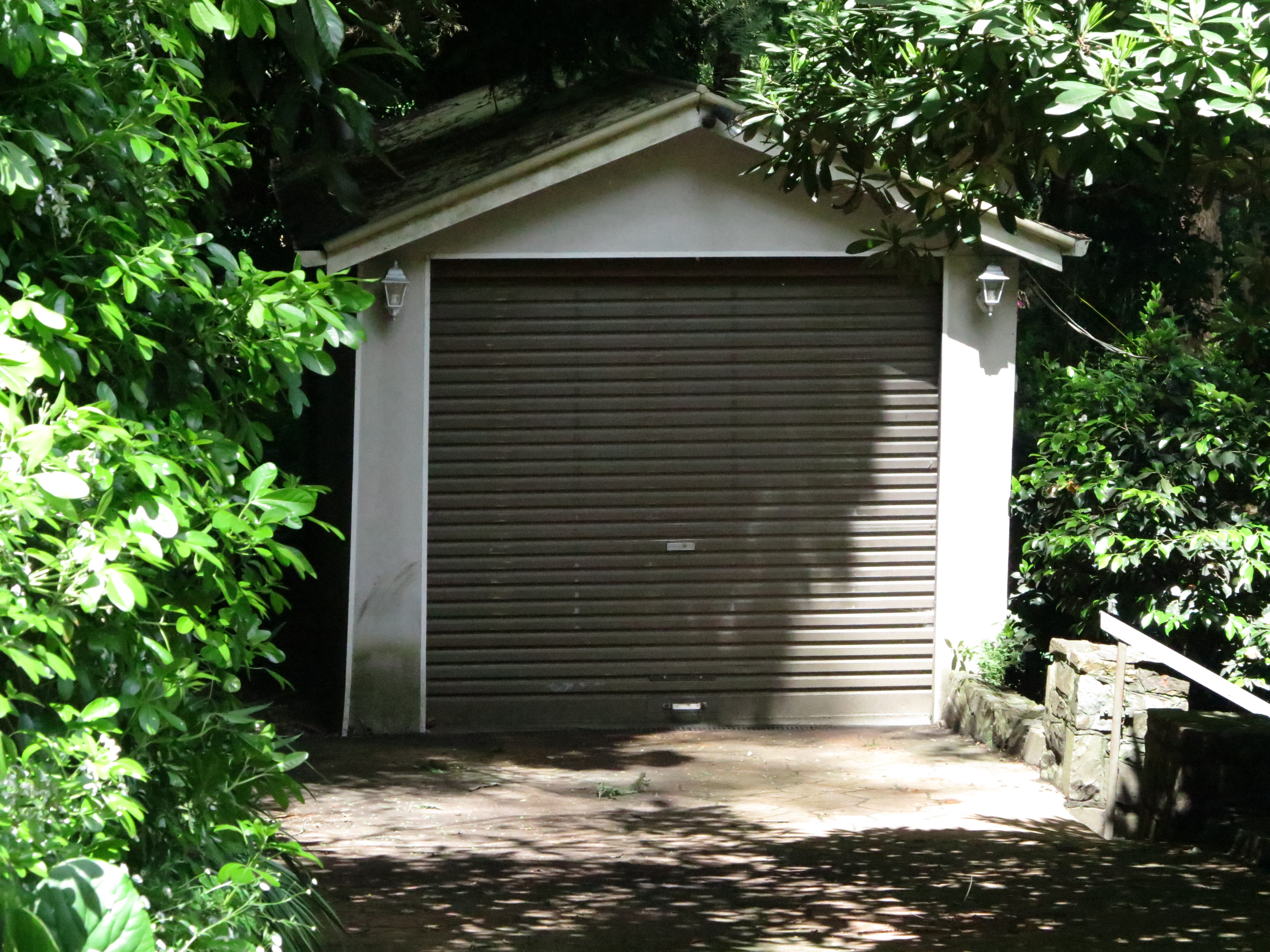 Controlling your garage door or gate from your smartphone